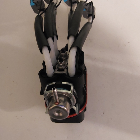 Fuel injection assembly for Chevy, Chevrolet GMC Cadillac Suburban and more (22) - Picture 5 of 14